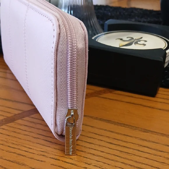 Mercedes-Benz Parfum Pink  Wallet - Picture 3 of 8